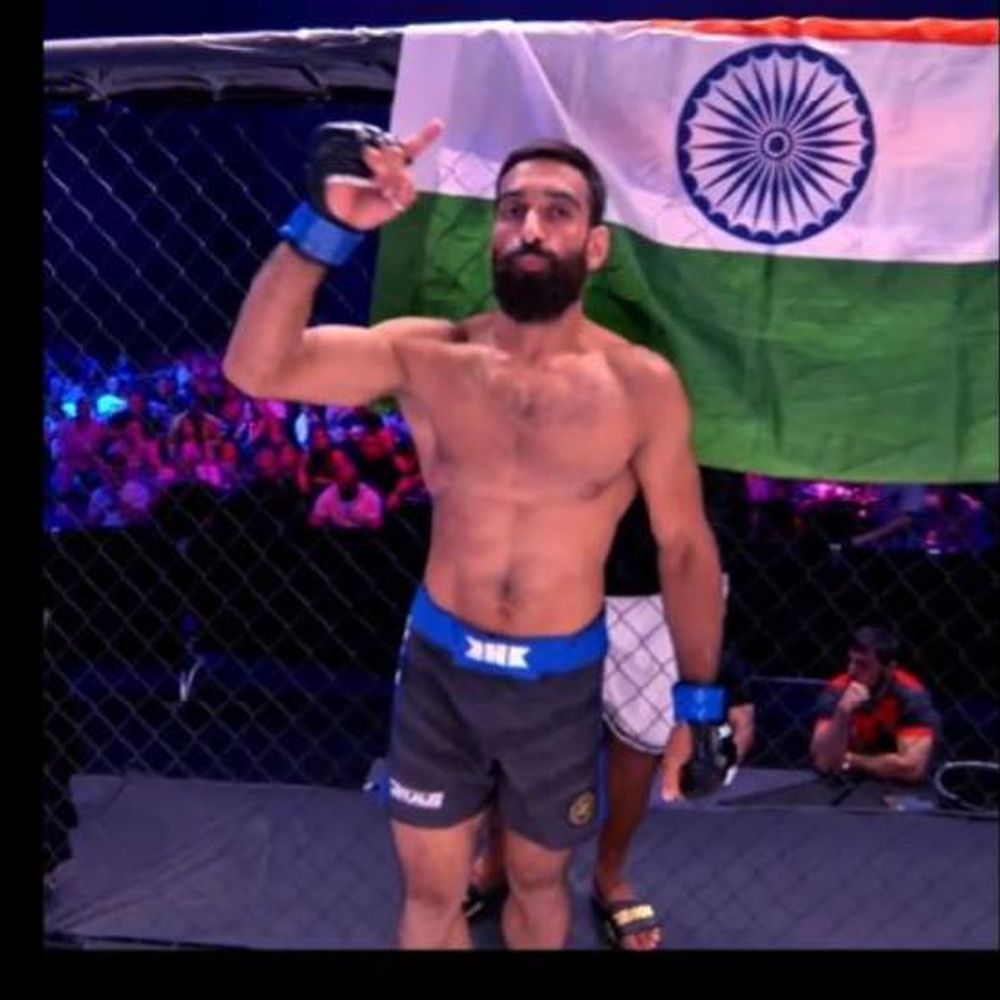 પુલવામાના ઓવૈસ બલ્ગેરિયામાં MMA ચેમ્પિયન બન્યા:પરિવાર ચલાવવા કેટરિંગ કર્યું, સફરજન તોડ્યા; હવે પોતાની એકેડમી ખોલીને યુવાનોને ટ્રેનિંગ આપી રહ્યા છે