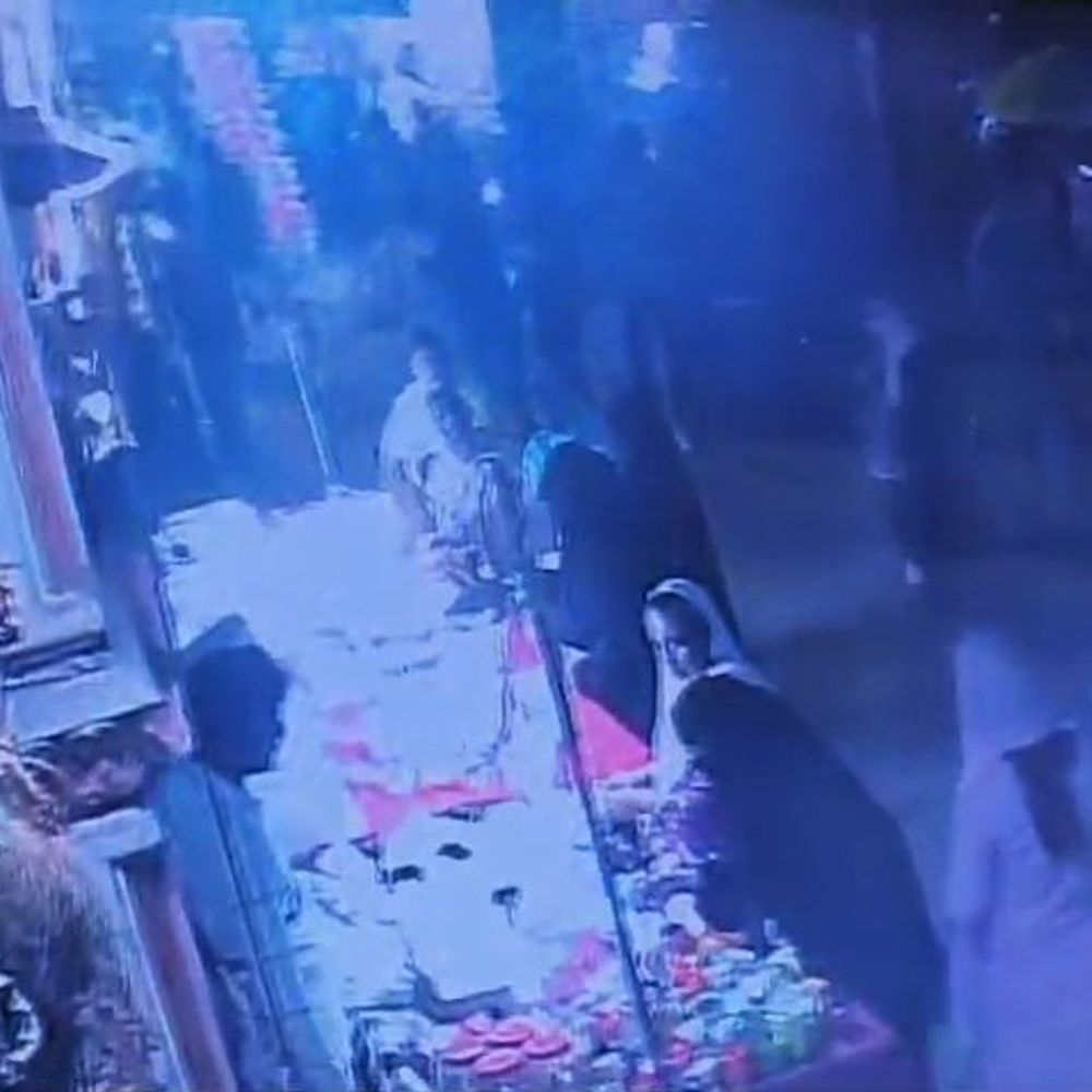 ગઢડાના ડાંગીયા પીરના ઉર્સ મેળામાં આખલાનો આતંક:ભીડ વચ્ચે બેકાબૂ આખલો ઘૂસી આવતા અફરાતફરી, અનેક લોકો અડફેટે ચડતાં ઈજા પહોંચી
