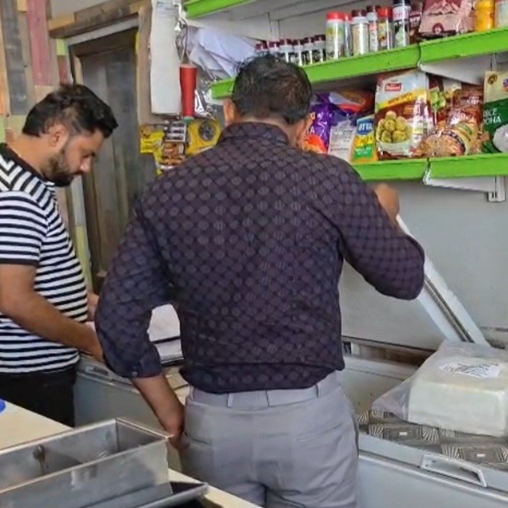 સુરેન્દ્રનગરમાં ફૂડ વિભાગે 10 પેઢીઓમાં તપાસ કરી:સતત બીજા દિવસે એનાલોગ બટર- પનીરના વેપારીઓ પર તવાઈ, 3 સેમ્પલ લેબોરેટરીમાં મોકલાયા