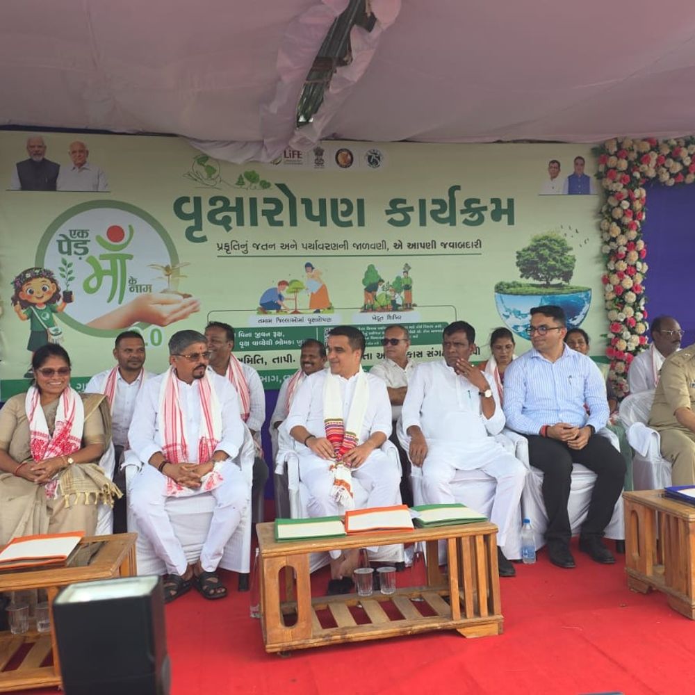 નાયબ મુખ્યમંત્રી હર્ષ સંઘવીએ સાદડવેલમાં વૃક્ષારોપણ કર્યું:‘એક પેડ માં કે નામ’ અભિયાન અંતર્ગત પર્યાવરણ જતનનો સંદેશ