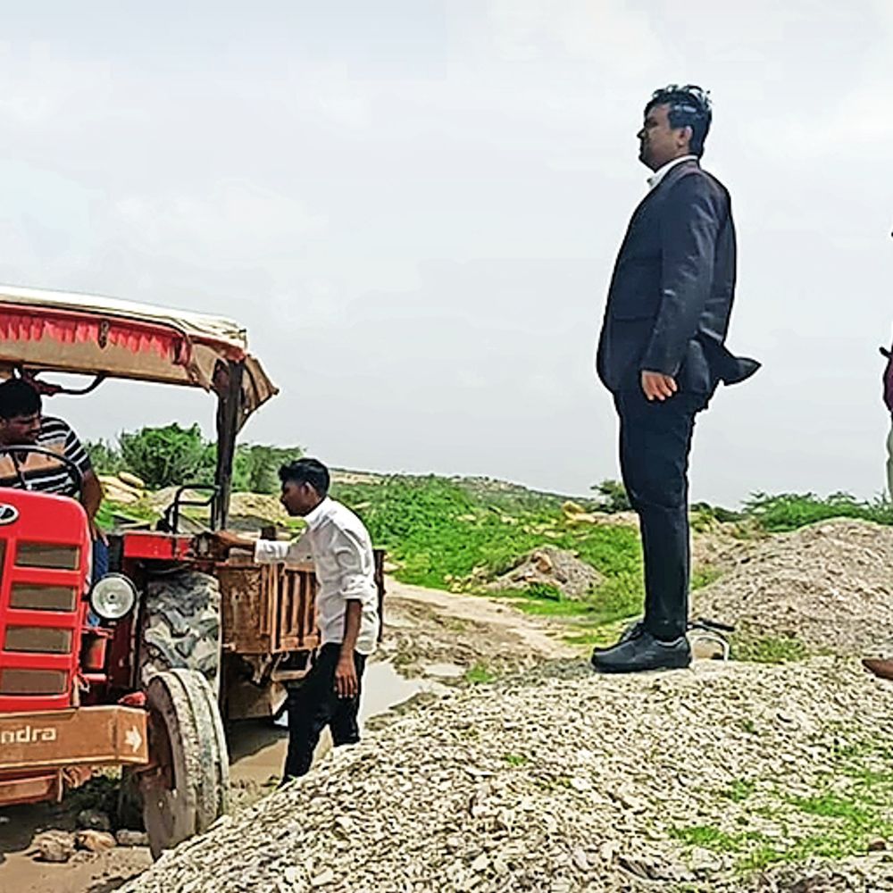 વહેલી સવારે તંત્રેએ દરોડો પાડ્યો:થાનગઢ વિસ્તારમાંથી ગેરકાયદેસર ફાયરક્લે, સફેદ માટીનો જથ્થો ઝડપાયો: 30લાખનો મુદ્દામાલ જપ્ત