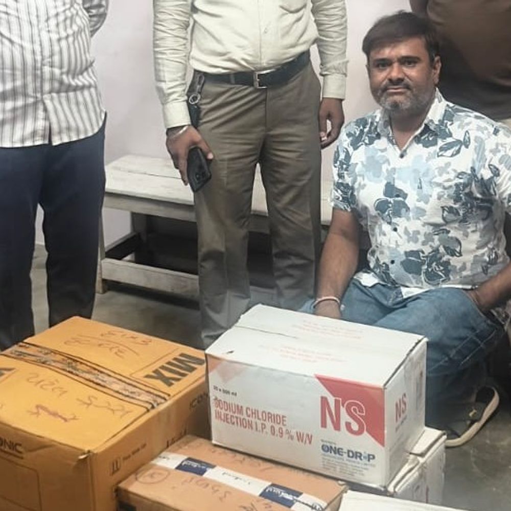 મોરબી SOGએ હળવદમાં બોગસ ડોક્ટર ઝડપ્યો:ડિગ્રી વગર ક્લિનિક ચલાવી દર્દીઓની સારવાર કરતો હતો, તબીબી સાધન સામગ્રી જપ્ત