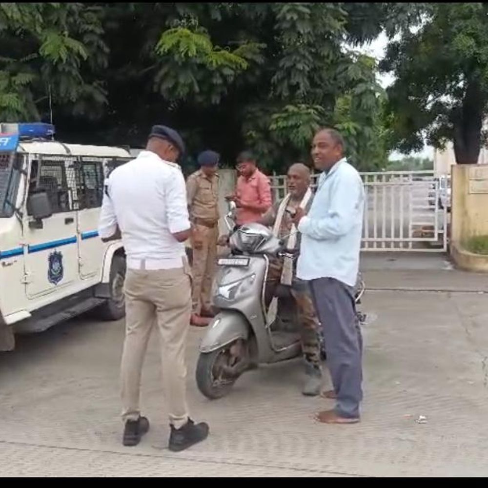 મોડાસા સેવા સદન ખાતે હેલ્મેટ ચેકિંગ