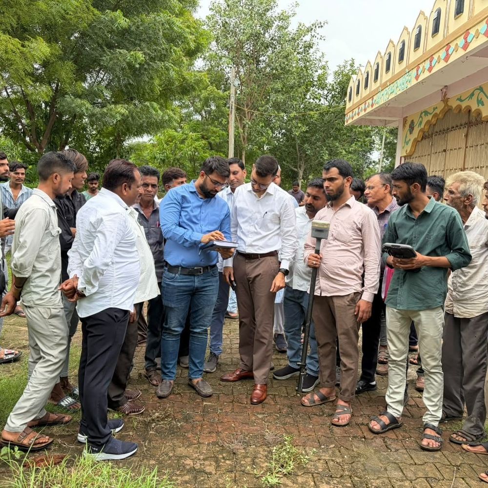 કલેક્ટર અજય દહિયાએ ખરસાલીયા ગામની મુલાકાત લીધી:દફતર તપાસી અધિકારીઓને જરૂરી સૂચનાઓ આપી