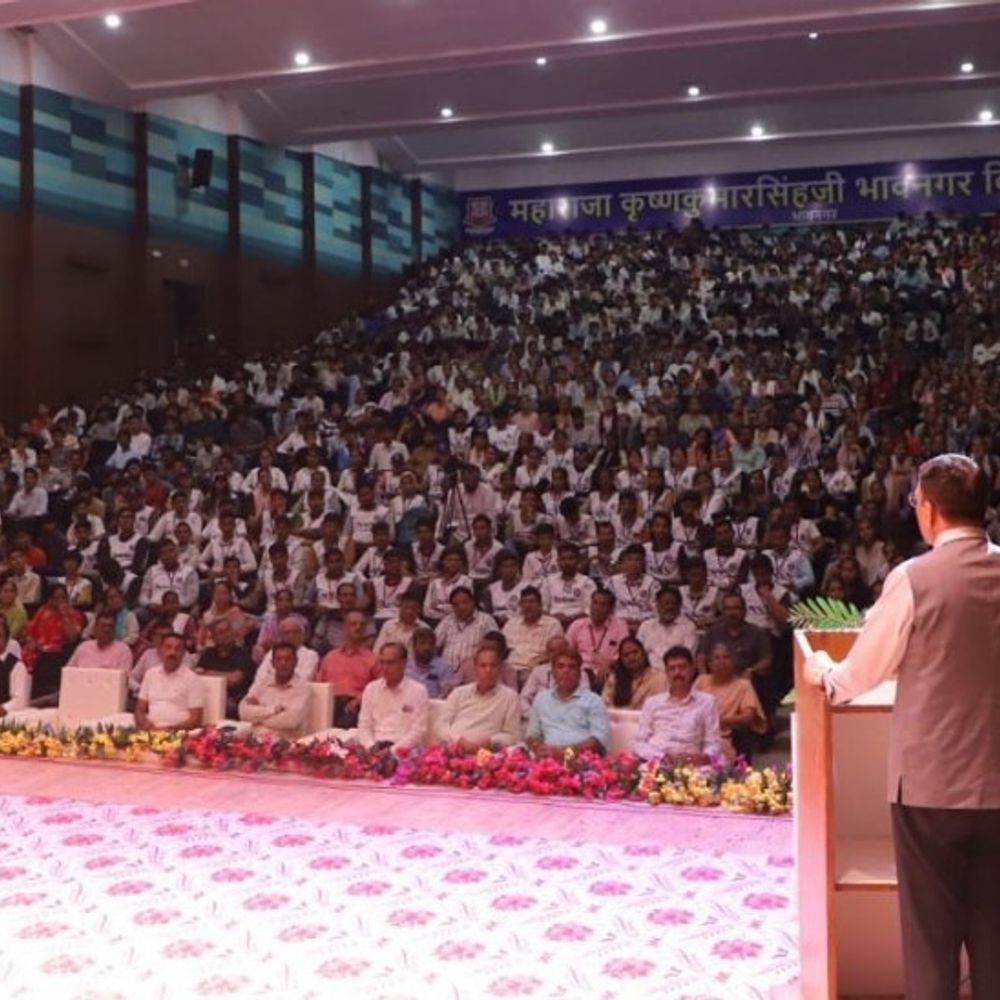 યુનિવર્સિટી ખાતે ‘My ભારત યુવા સંવાદ’ યોજાયો:યુવાશક્તિને યોગ્ય દિશા અને તક મળે તો તેઓ ભવિષ્યના વિકસિત ભારતના નિર્માણમાં મહત્વપૂર્ણ ફાળો આપી શકે - કેન્દ્રીય મંત્રી મનસુખ માંડવિયા