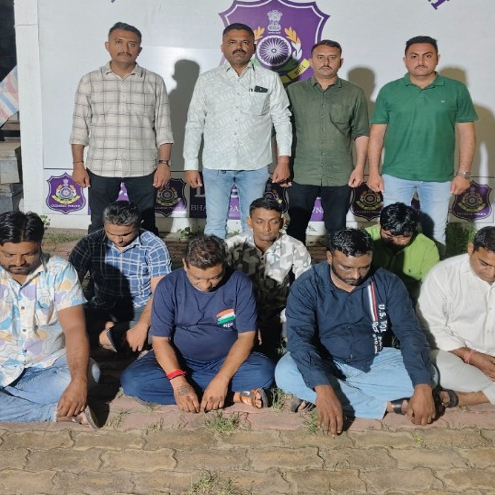 ઘોઘાના વાવડી ગામે જુગારના અખાડા પર LCBના દરોડા:સીમમાં ધમધમતા જુગારધામ પર LCBની રેડ કરતા નાળ ઉઘરાવનાર સહિત 9 સામે ગુનો દાખલ