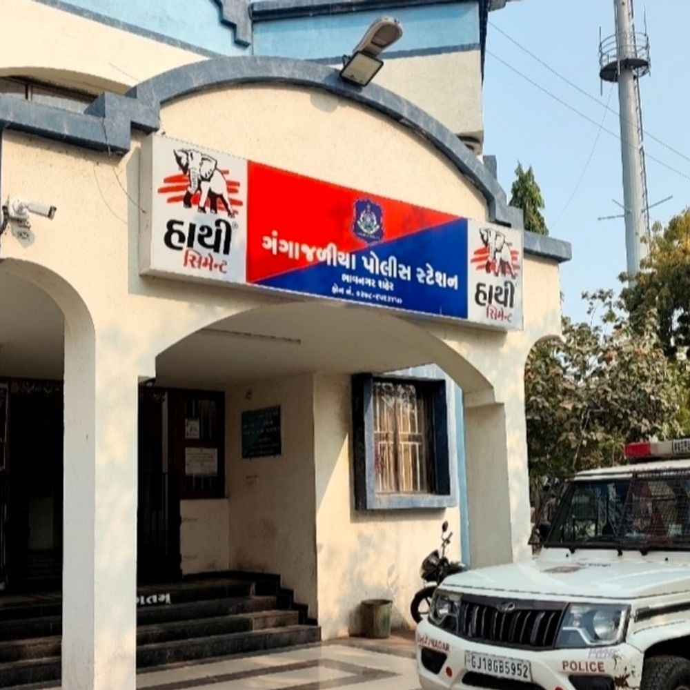 દંપતીના સગાઓ જ ફૂટપાથ પર બન્યા કાળ:રાત્રે પોણા બે વાગ્યે પાવભાજી નજીક બેઠેલા વૃદ્ધ દંપતી પર પાઇપથી હુમલો, દંપતી હોસ્પિટલમાં દાખલ