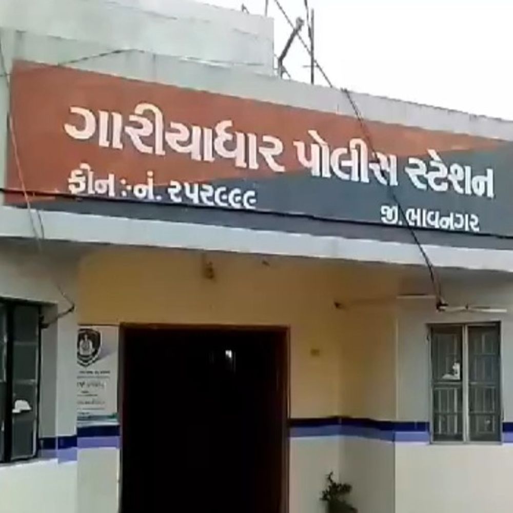 "માજી, કાનના સોનાના ઘરેણાં બહુ સરસ છે, જોવા આપો ને...":બેંકમાંથી વિધવા સહાય લઈને પાછા ફરતાં 78 વર્ષીય વૃદ્ધાને 5 શખ્સોએ ઘેરી, કાનમાંથી ₹75 હજારની પોંખાની લૂંટી ફરાર