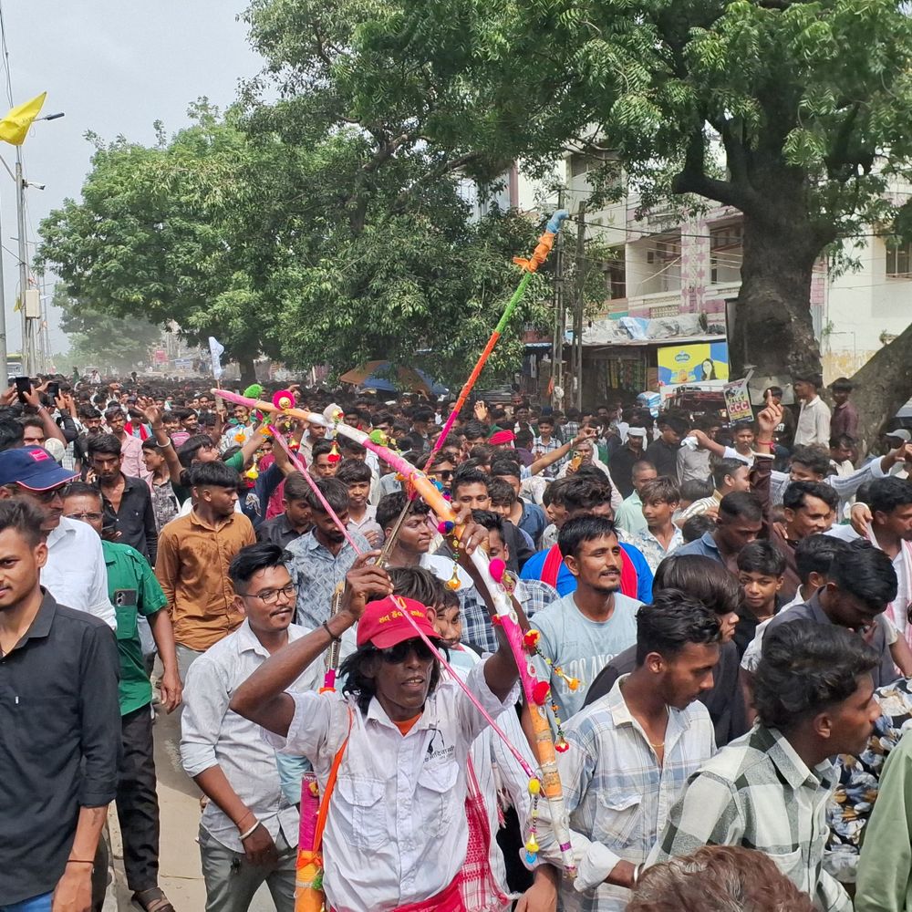 પાવીજેતપુરમાં વિશ્વ આદિવાસી દિવસની ભવ્ય ઉજવણી:ઉત્સાહ અને ઉમંગ સાથે પરંપરાગત રેલીથી ગુંજ્યું શહેર, સ્વ.મોહનસિંહ રાઠવાને શ્રદ્ધાંજલિ અપાઈ