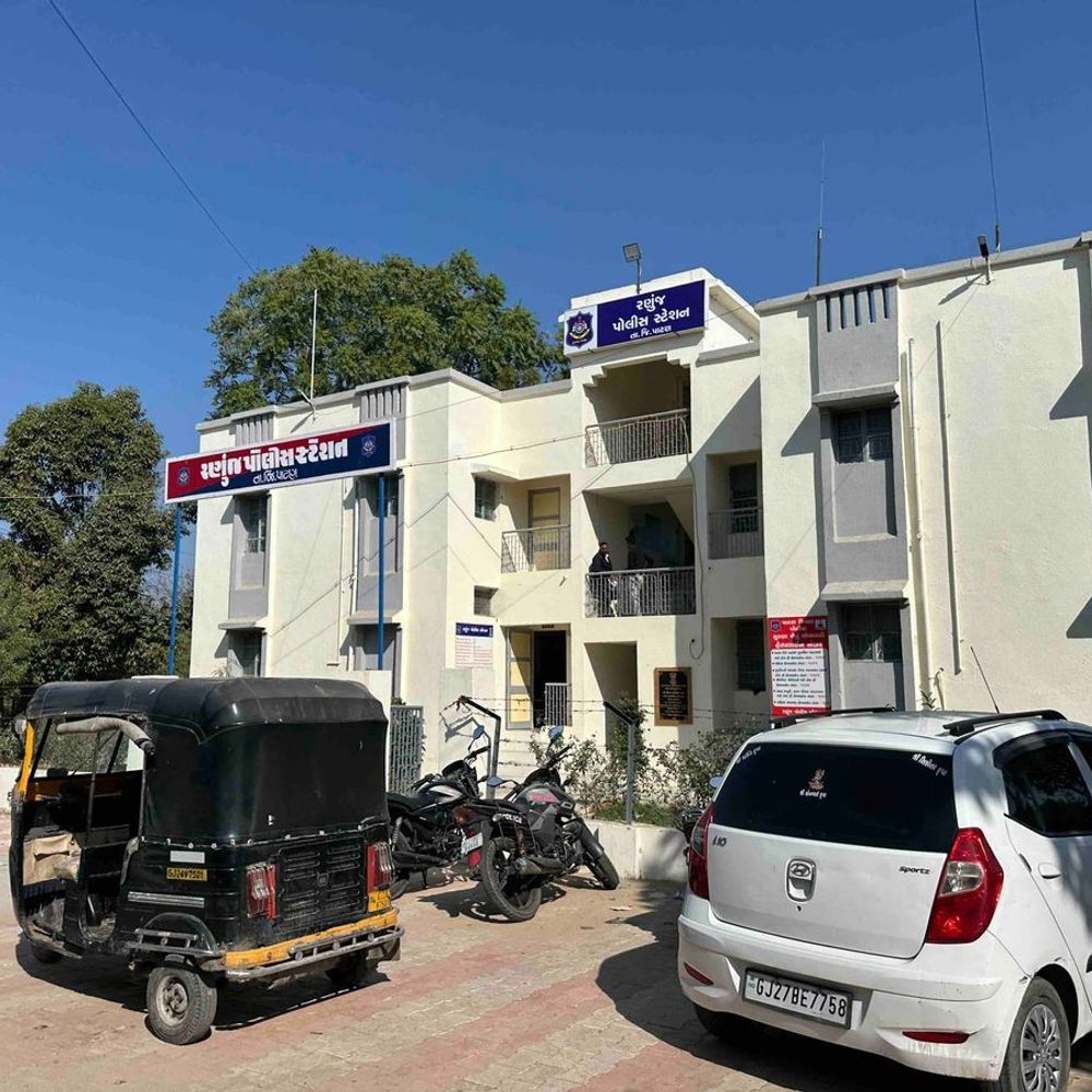 પાટણમાં જમીન પચાવવા ખેડૂતને ઝેર પીવડાવાયું:રિવોલ્વર બતાવી ધમકી અપાઈ; 4 આરોપીઓ સામે હત્યાના કાવતરાનો ગુનો દાખલ