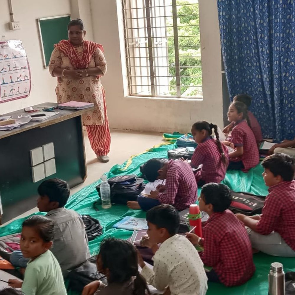 ગ્રામજનો પાસેથી ચોમાસું, વાવણી અને ખાતરની માહિતી મેળવી:કાલાવડના બોડી ગામની શાળા, આંગણવાડી અને સરકારી રેકર્ડની તપાસણી કરતા કલેકટર