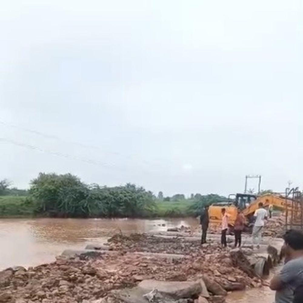 થાનગઢમાં લાખામાંચી-સરોડી માર્ગ પર આવેલો બેઠો પુલ ધોવાયો
