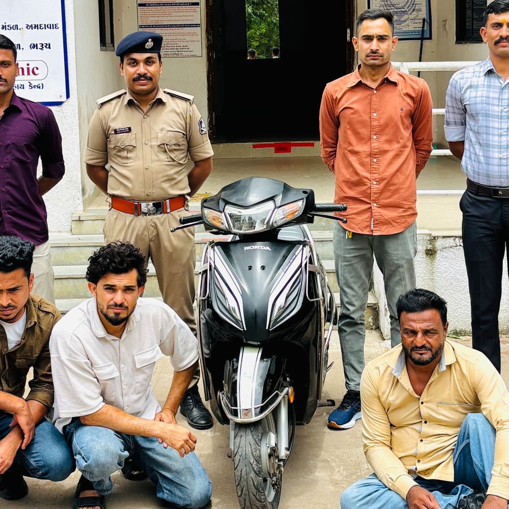 ભરૂચમાં 4 વર્ષ પહેલાં ચોરાયેલી એક્ટિવા મળી:ભરૂચ A ડિવિઝન પોલીસે 3 આરોપી પકડ્યા; 3 મોબાઈલ સહિત ₹1.15 લાખનો મુદ્દામાલ જપ્ત
