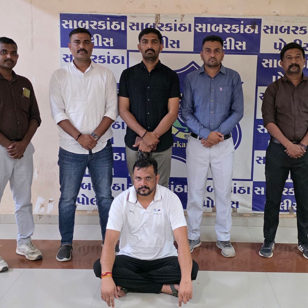 6 વર્ષથી નાસતો ફરતો આરોપી ઝડપાયો:સાબરકાંઠા SOGએ હિંમતનગર બસ સ્ટેશન પાસેથી પકડ્યો, પ્રોહિબિશનના ગુનામાં ફરાર હતો