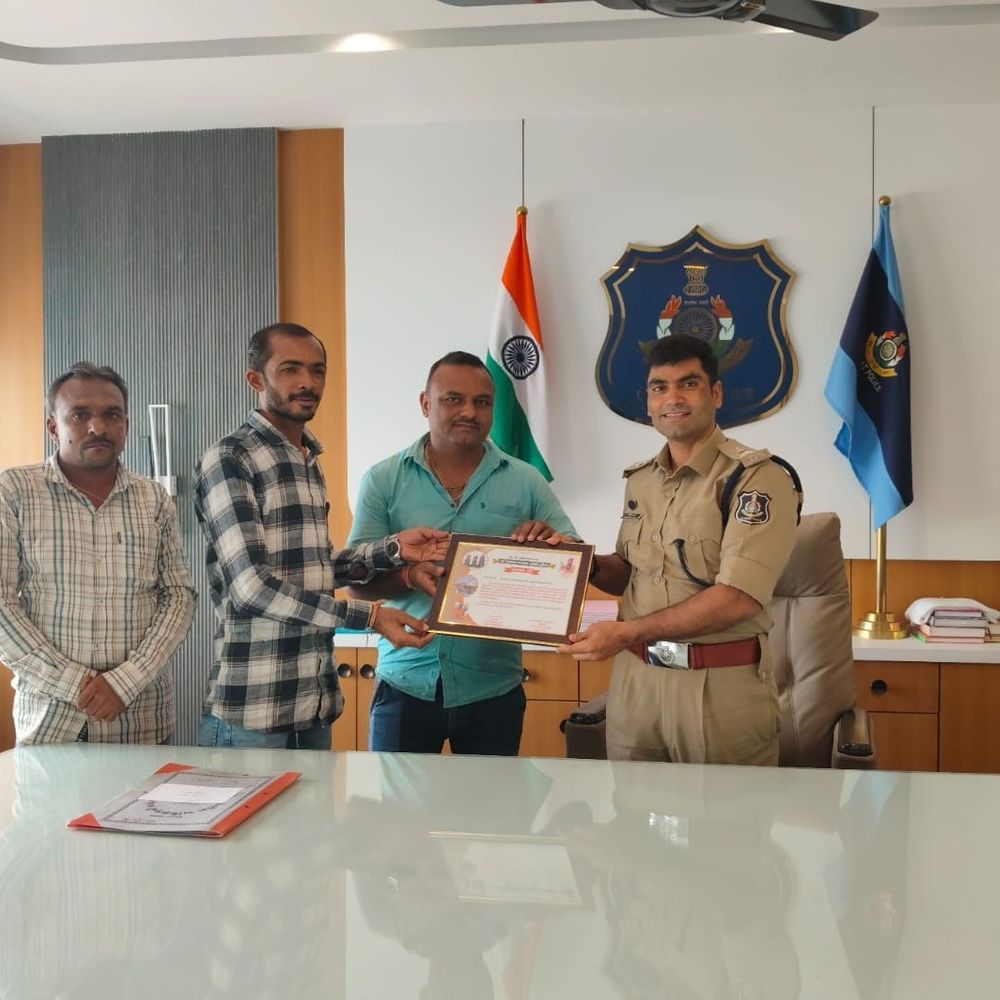 બોટાદમાં રથયાત્રામાં સેવા આપનાર પોલીસકર્મીઓ સન્માનિત:SP, DYSP, PI સહિતના અધિકારીઓને પ્રમાણપત્રો અપાયા