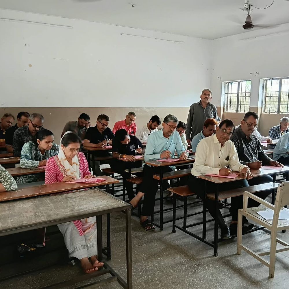 વડતાલ ગાદી દ્વારા સત્સંગ જ્ઞાન પરીક્ષા ભાગ-2 યોજાઈ:વડોદરા શહેર અને જિલ્લાના 1300થી વધુ હરિભક્તોએ ઉત્સાહપૂર્વક પરીક્ષા આપી