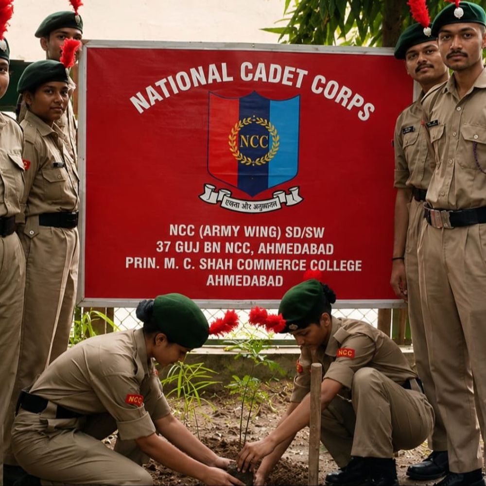 NCC કેડેટ્સ દ્વારા 'એક પેડ મા કે નામ' વૃક્ષારોપણ:પ્રિન્સિપાલ એમ. સી. શાહ કોમર્સ કોલેજના કેડેટ્સે કેમ્પસમાં રોપાઓ વાવી જતનનો સંકલ્પ લીધો