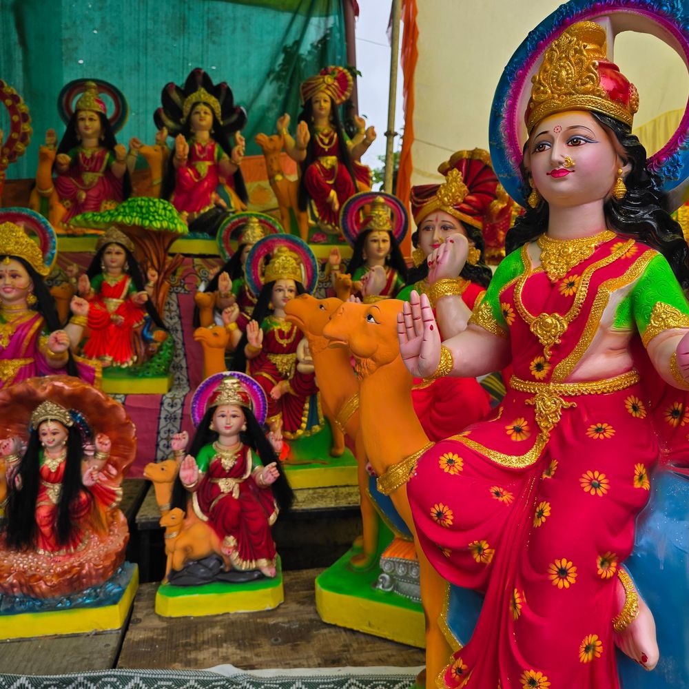 હિંમતનગરમાં દશામાં મૂર્તિ બજાર શરૂ:ટાવર ચોકમાં રૂ. 100 થી 5000 સુધીની મૂર્તિઓ ઉપલબ્ધ