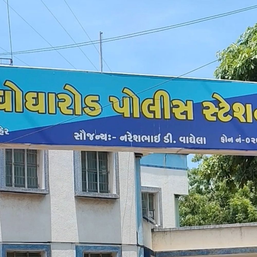 સોસાયટીમાં દેકારો કરતા 3 શખ્સોને ઠપકો આપતા વૃદ્ધ પર હુમલો:બે શખ્સોએ પકડી રાખ્યા, ત્રીજાએ જ્ઞાતિ વિશે અપશબ્દો બોલી ધારીયાથી હુમલો, ત્રણ સામે ફરિયાદ