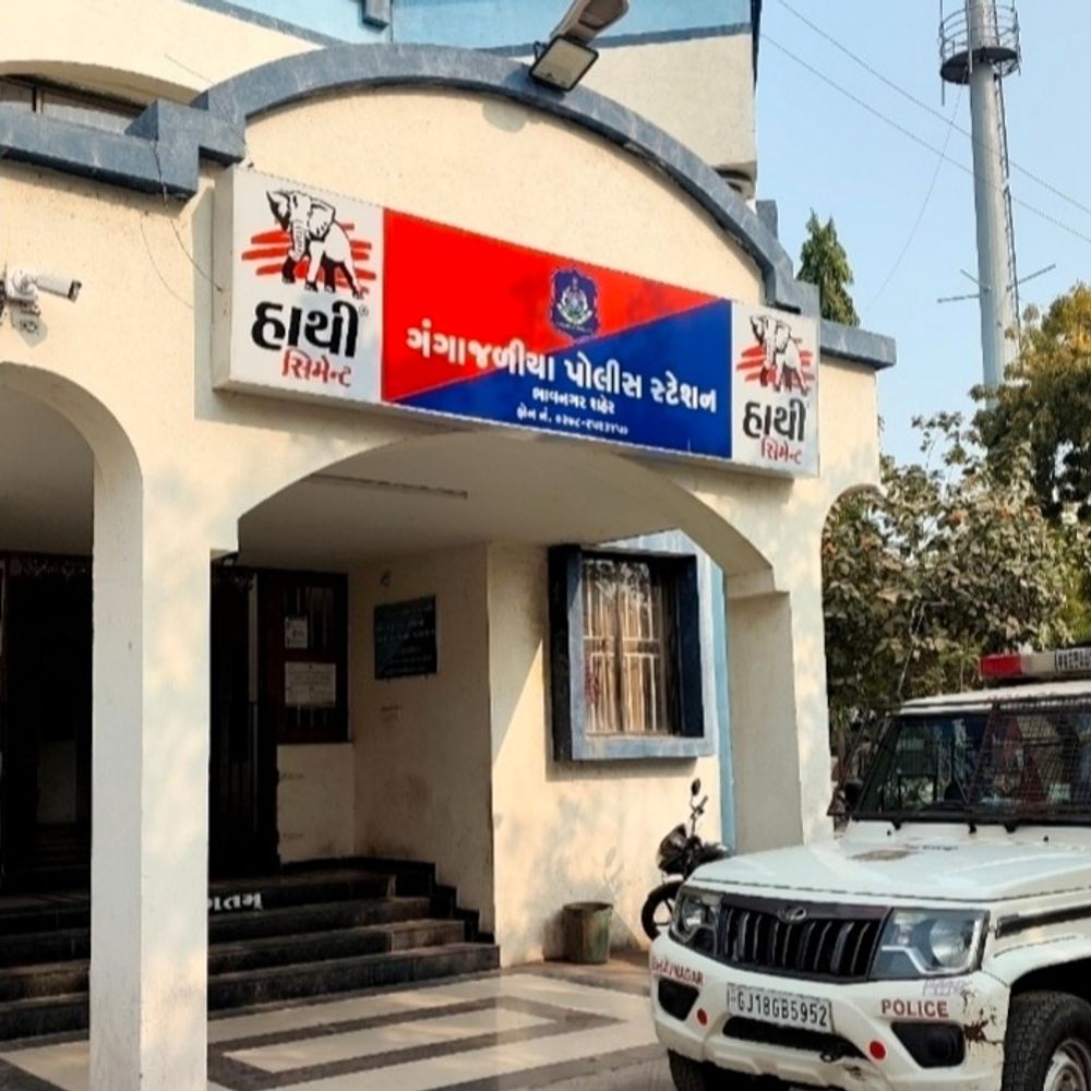 ઝઘડો અટકાવવા ગયેલી બે બહેનો પર ધારીયા-ધોકાથી હુમલો:કાકાની દીકરી સહિત ત્રણ ભાઈ સામે ફરિયાદ નોંધાઇ, રૂવાપરિ રોડ વિસ્તારનો બનાવ