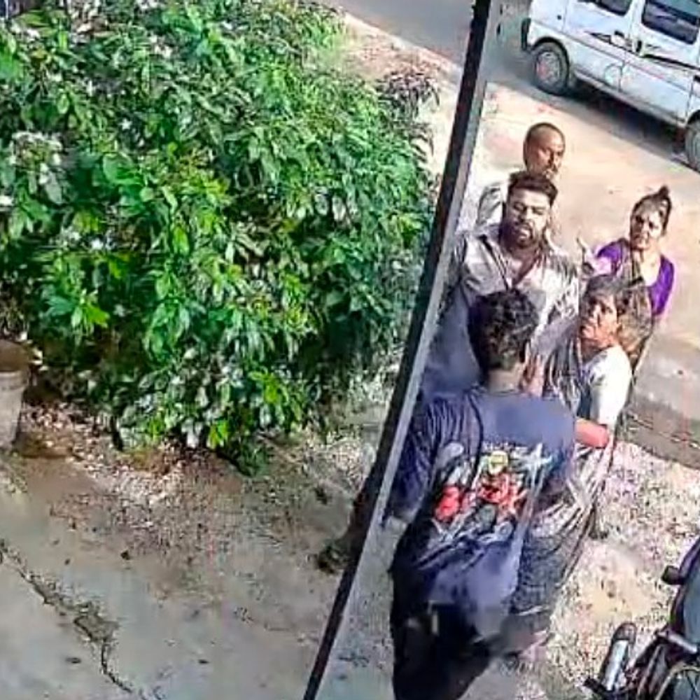 વડોદરામાં પાર્કિંગ મુદ્દે બે જૂથ વચ્ચે મારામારી, CCTV:4 શખ્સોએ મળીને જીમ સંચાલક અને તેના ભાઈને માર માર્યો, ડંડાથી હુમલો કરતા જીમ સંચાલક ઇજાગ્રસ્ત, એક શખ્સ તીક્ષણ હથિયાર લઈ આવ્યો, સામસામે ફરિયાદ