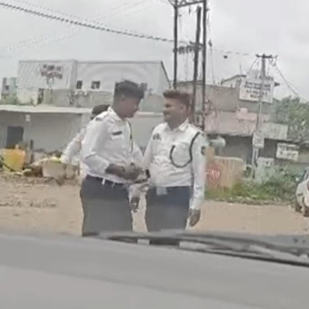 ટ્રાફિક પોલીસની કાર્યવાહી સામે કોંગ્રેસ લાલઘૂમ:રાજકોટમાં વાહન ચેકીંગનાં નામે લોકોને પરેશાન કરતા TRB જવાનો મુદ્દે તપાસની માંગ, ઉગ્ર આંદોલનની ચીમકી ઉચ્ચારી