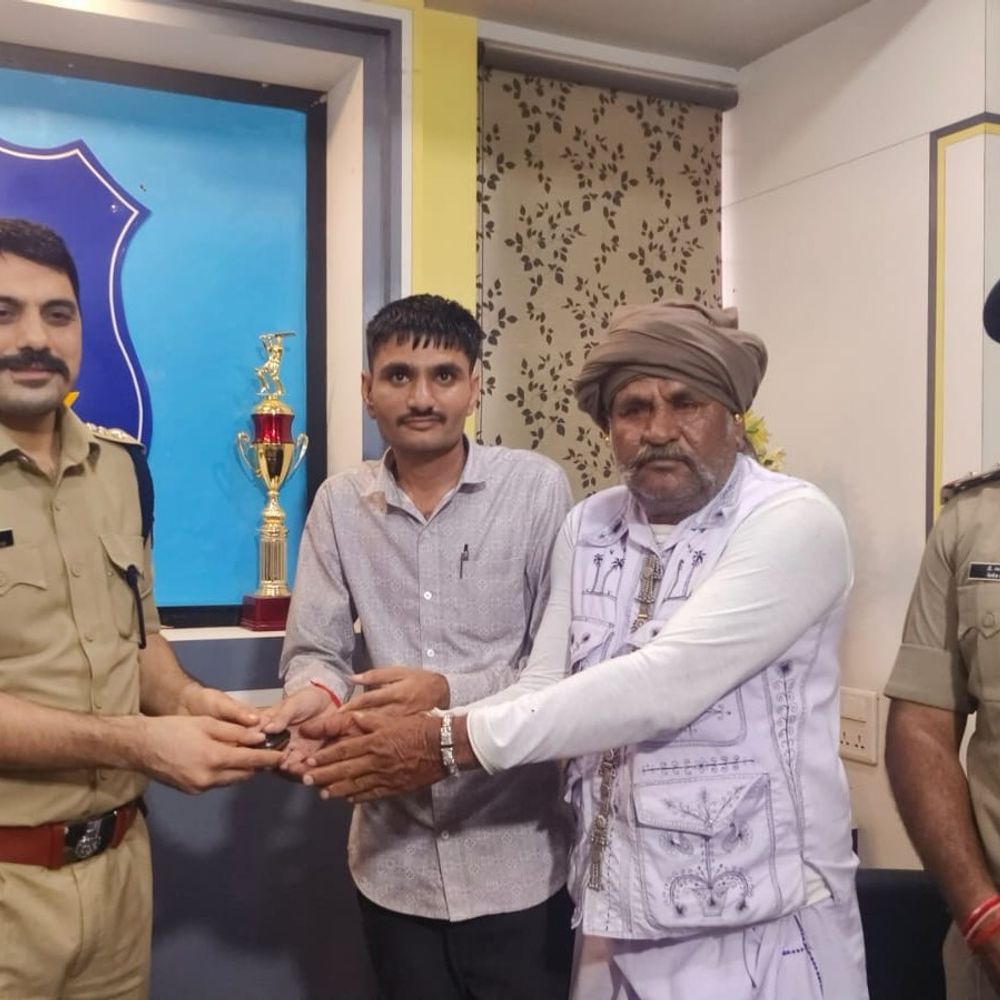 મુળી પોલીસે 4.5 કરોડના 14 વાહનો પરત અપાવ્યા:છેતરપિંડીનો ભોગ બનેલા અરજદારે વાહનો પરત મળતા SP પ્રેમસુખ ડેલું, પોલીસનો આભાર માન્યો