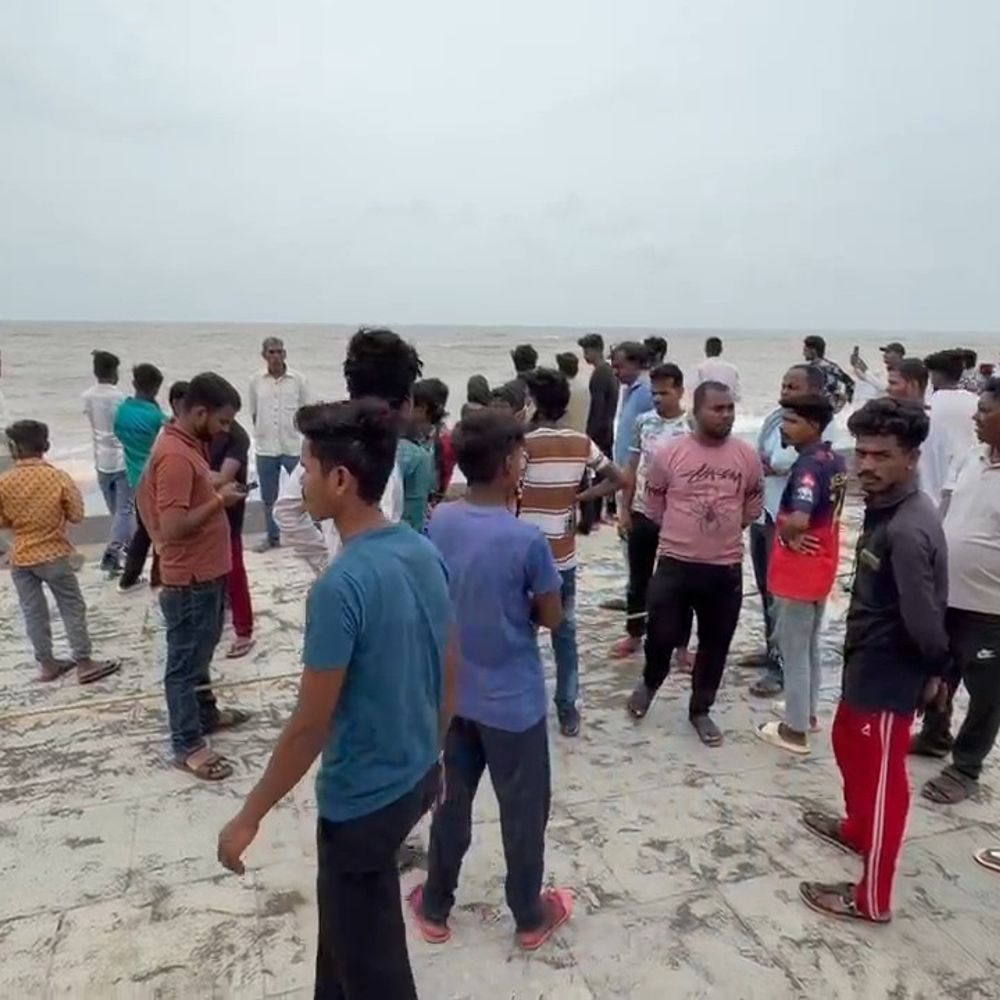દમણના દરિયામાં એક યુવક ડૂબ્યો:ફાયર વિભાગની રેસ્ક્યુ ટીમે શોધખોળ શરૂ કરી, પ્રતિબંધ છતા ચાર મિત્રો ન્હાવા પડ્યા હતા