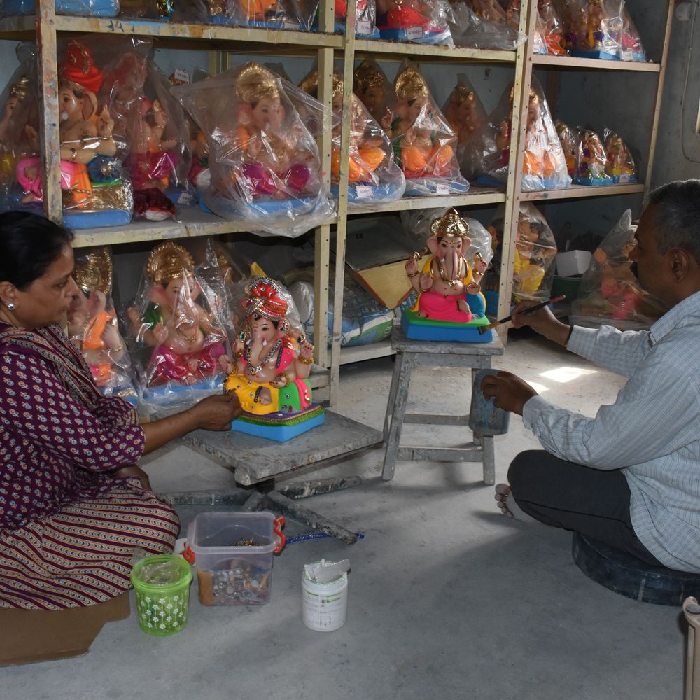 બાપાના રૂપ પાછળ 300 દિવસની તપસ્યા‎:ભાવનગરની સાડુ માટીમાંથી બને છે ઇકો-ફ્રેન્ડલી ગણેશજી