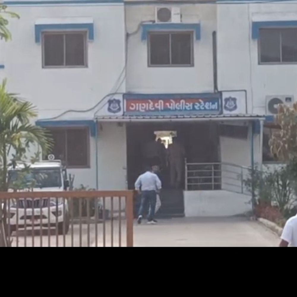 ગણદેવી પોલીસે રૂ.7.75 લાખનો દારૂનો જથ્થો જપ્ત કર્યો:દારૂની હેરાફેરીમાં બે આરોપી ઝડપાયા, બે વોન્ટેડ જાહેર કરાયા