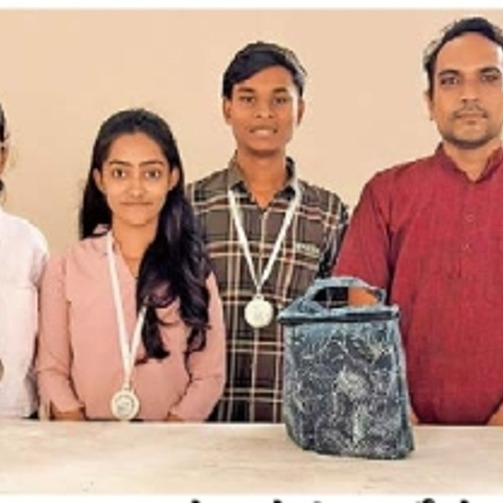 ટેક્સટાઇલ વેસ્ટના રિયૂઝ માટે સંશોધન:વિદ્યાર્થીઓએ થર્મલ ઇન્સ્યુલેટેડ વોટર બોટલ-ટિફિન માટે બેગ બનાવી