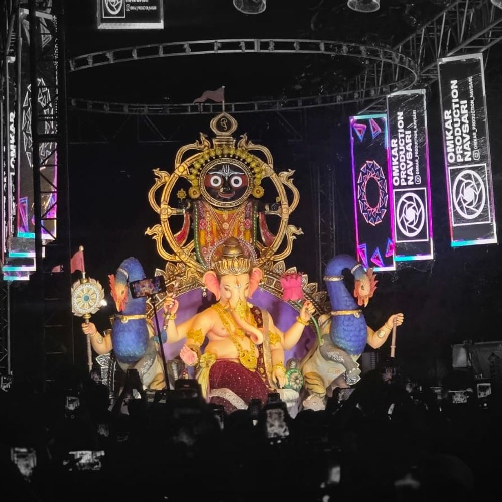 નવસારીમાં ગણેશ આગમન શરૂ, ભક્તોમાં ઉત્સાહ:વિજલપોરમાં આશાપુરી મંડળે ભવ્ય શોભાયાત્રા યોજી, ડીજે-ફાયર શો આકર્ષણ