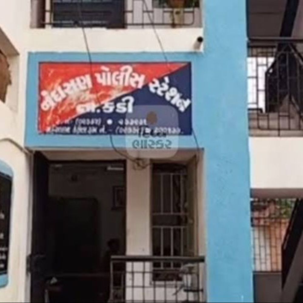 ટ્રક ડ્રાઇવરનો ફોન ઝૂંટવી ખાતામાંથી ₹1 લાખ પડાવ્યા:નંદાસણ ઓવરબ્રિજ નજીક ટ્રક ડ્રાઈવરને લૂંટનાર યુવક-યુવતી સામે ગુનો દાખલ, પોલીસની કામગીરી સામે ગંભીર આક્ષેપો