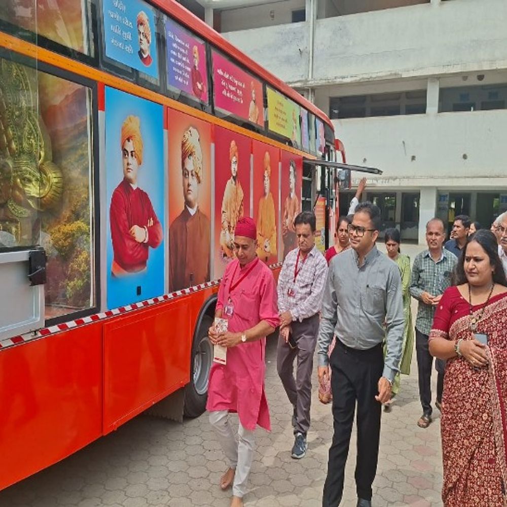 ભાવનગરમાં મૂલ્યલક્ષી શિક્ષણના પ્રસાર માટે 'વિવેક રથ' આગમન:સ્વામી વિવેકાનંદના આદર્શોથી યુવાનોમાં સંસ્કાર સિંચનનો અનોખો પ્રયાસ, કલેક્ટર ડો.મનીષ બંસલએ રથનું સ્વાગત કર્યું
