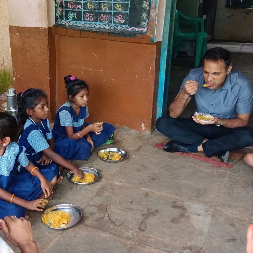 સાદગી અને શિક્ષણનો સંદેશ:વલસાડના કલેકટરે પ્રાથમિક શાળામાં પલાઠી વાળી બાળકો સાથે ભોજન લીધું