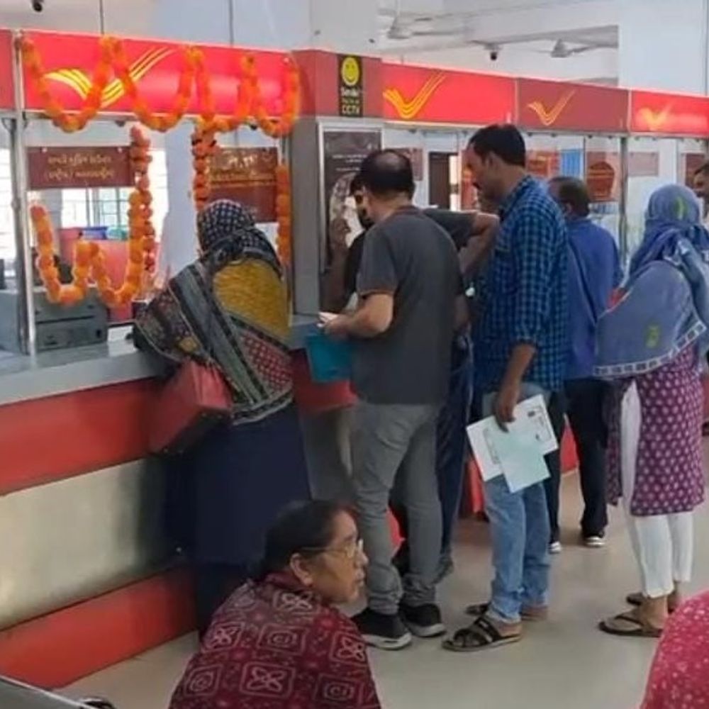 સ્પીડ પોસ્ટથી રાખડી મોકલવા પર 10% ડિસ્કાઉન્ટ:રાજકોટ હેડ પોસ્ટ ઓફિસમાં રક્ષાબંધન નિમિત્તે વિશેષ કાઉન્ટર શરૂ, કોઈપણ ટોકન કે લાઇન વિના સીધું બુકીંગ કરાશે