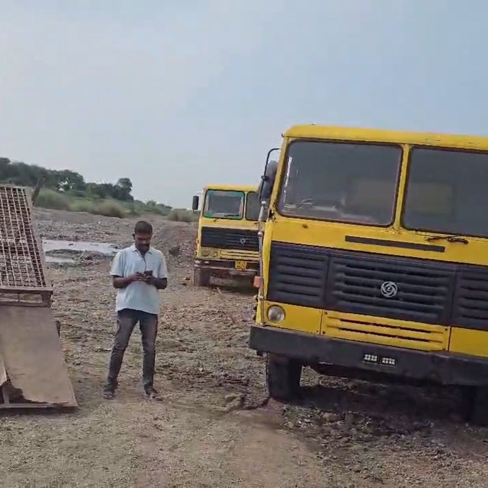 જામનગરમાં ગેરકાયદેસર રેતી ખનન પર કાર્યવાહી:ઊંડ નદીના પટમાંથી ₹40 લાખના વાહનો સીઝ કરાયા