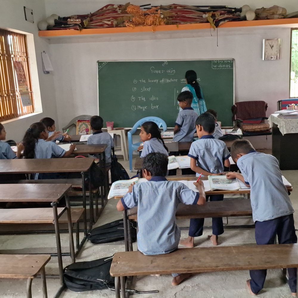 પાવી જેતપુરના કોલીયારી ગામમાં શાળાની દયનીય સ્થિતિ:જર્જરિત ઓરડાને કારણે બાળકો મંદિરમાં ભણવા મજબૂર