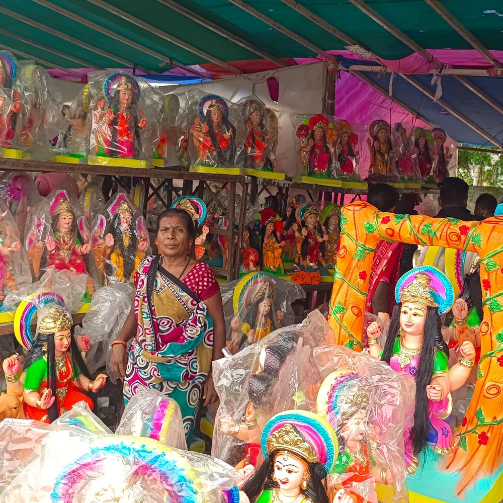 ડભોઇમાં દશામા વ્રતને મૂર્તિ ખરીદવા મહિલાઓની ભારે ભીડ:દશામાના દસ દિવસીય વ્રતનો આવતીકાલથી પ્રારંભ, ડભોઇમાં મૂર્તિ બજારમાં ભક્તોની ભીડ