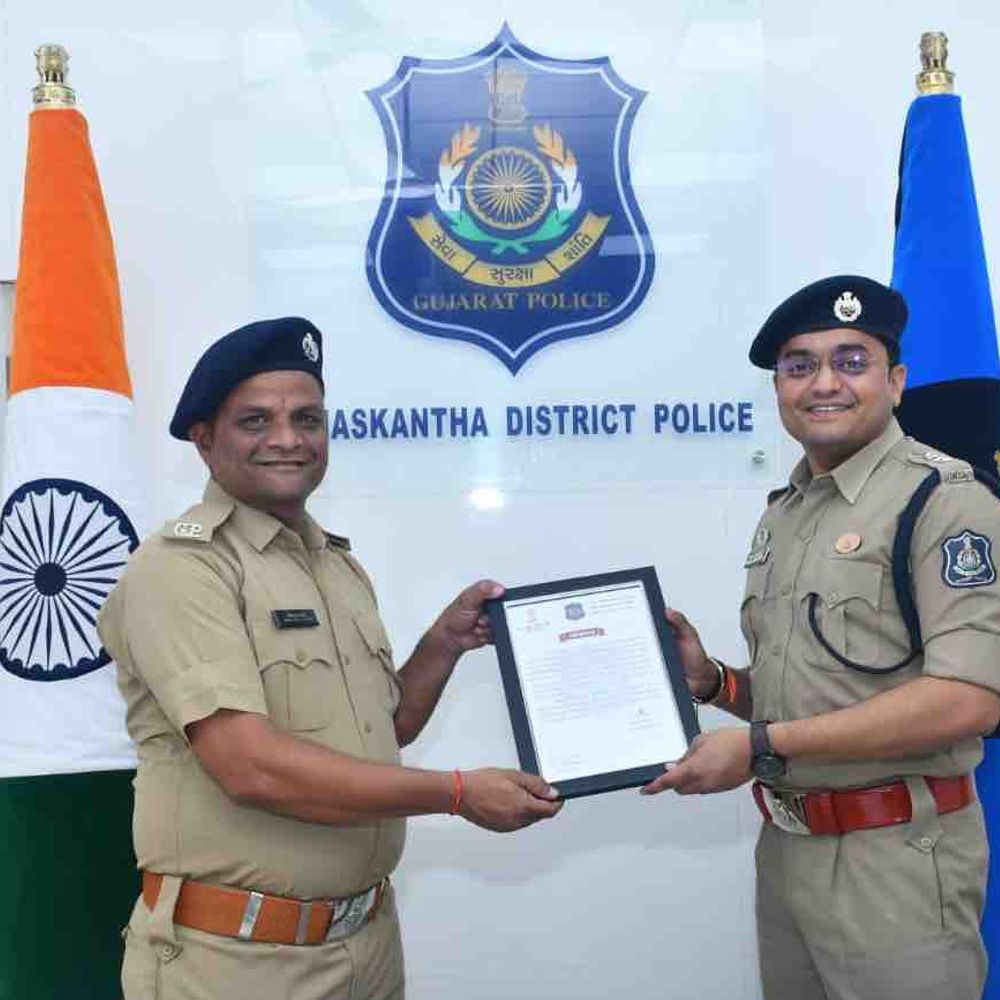 ડ્રગ્સ જપ્તીમાં ગઢ PI અને ટીમને પ્રશંસા પત્ર:SP પ્રશાંત સુમ્બે ₹5.30 લાખના મુદ્દામાલ સાથે ઉત્કૃષ્ટ કામગીરી બદલ સન્માન કર્યુ