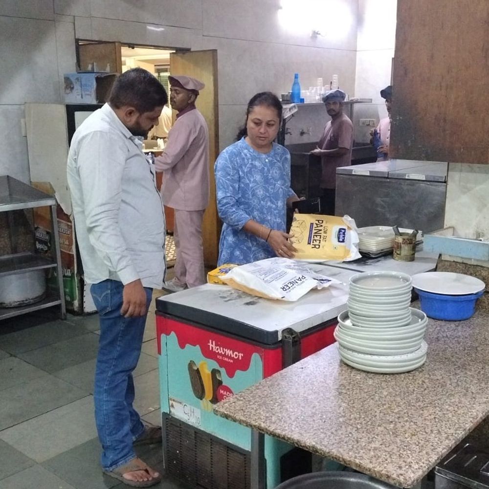અરવલ્લીમાં એનાલોગ પનીર અંગે તપાસ શરૂ:મોડાસામાં 11 પેઢીની તપાસ, 12 નમૂના લેવાયા