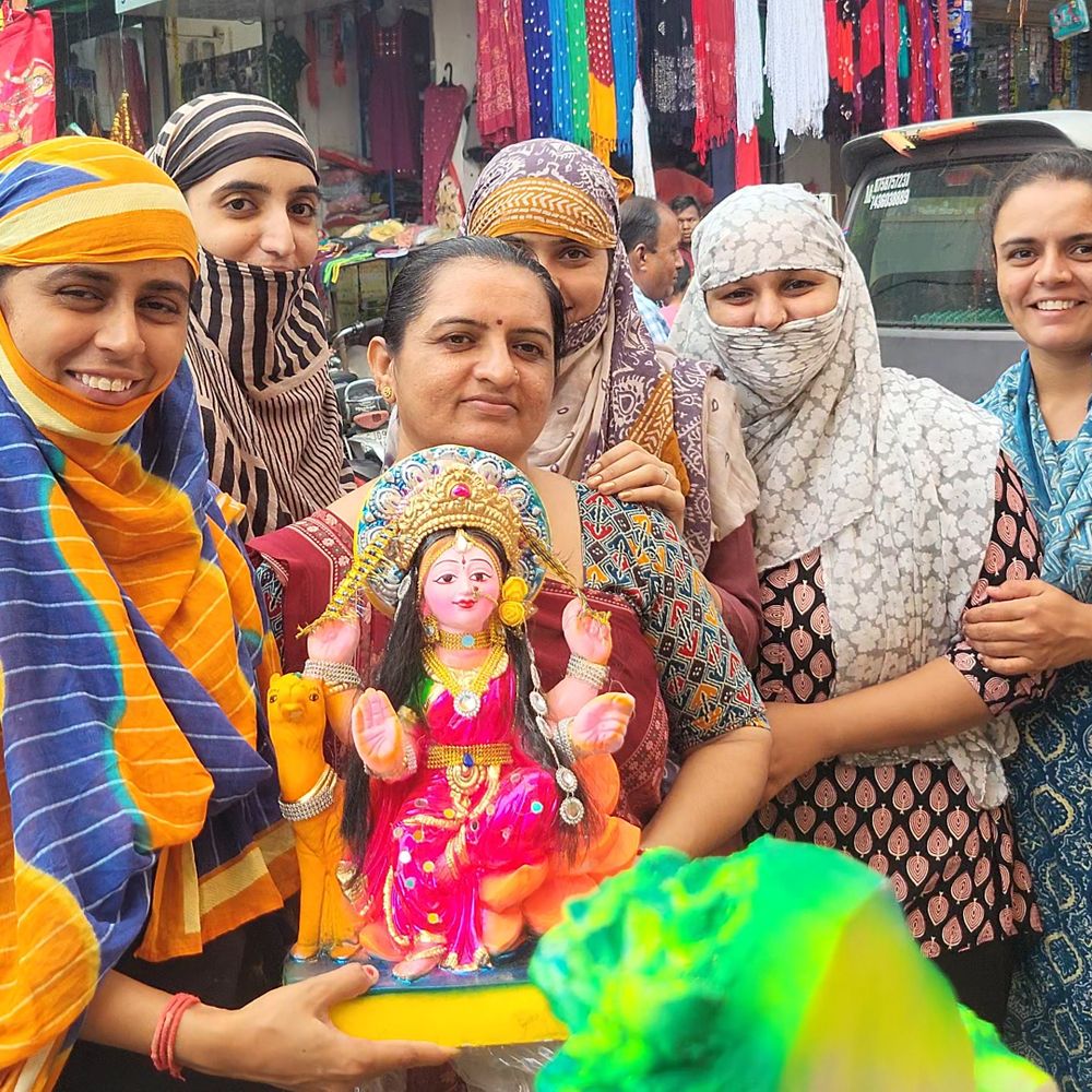 મોડાસા બજારમાં દશામા વ્રતનો માહોલ જામ્યો:શ્રદ્ધાળુઓ ₹300 થી ₹5,000 સુધીની મૂર્તિઓની ખરીદી કરી