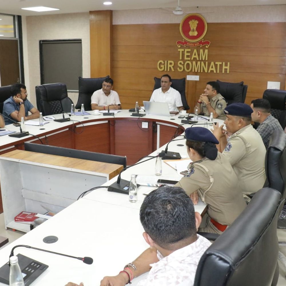 સોમનાથ શ્રાવણ માસ માટે તંત્ર સજ્જ:કલેક્ટરના અધ્યક્ષસ્થાને કાયદો-વ્યવસ્થા અને દર્શન વ્યવસ્થાની સમીક્ષા બેઠક યોજાઈ