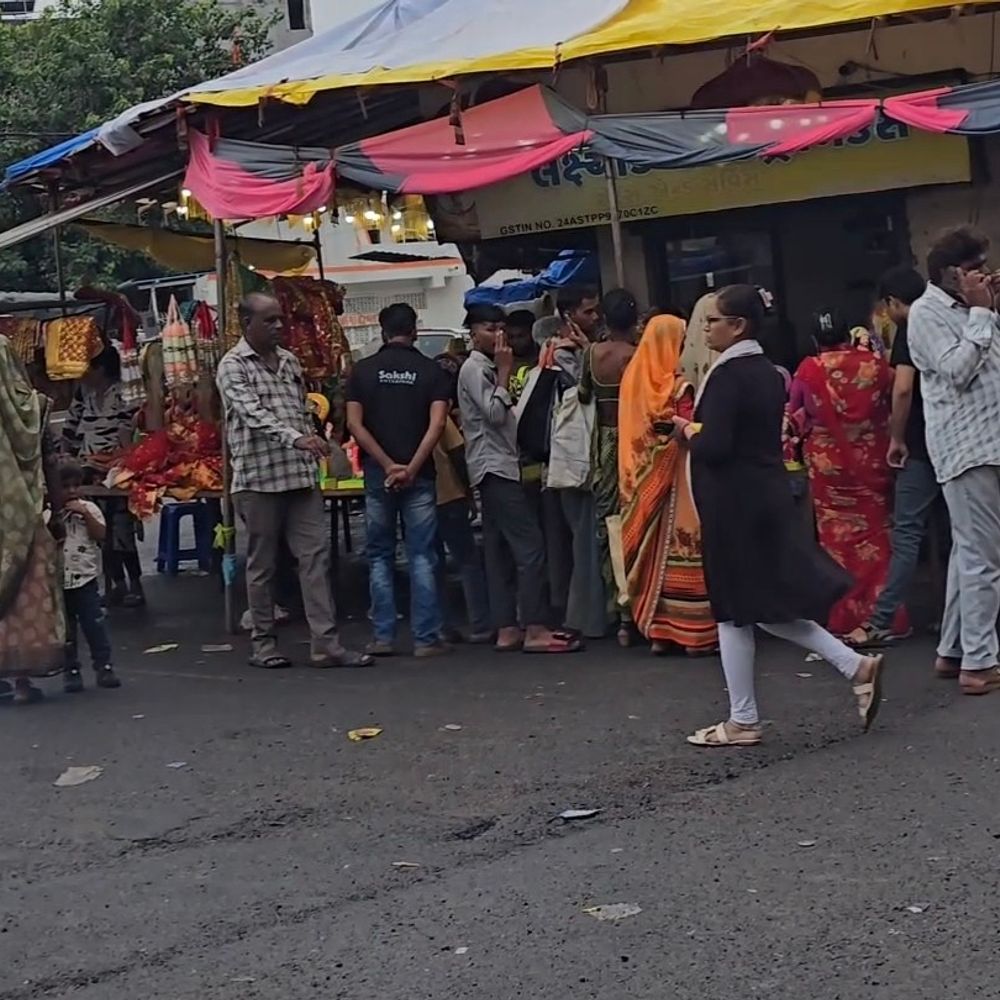 ગોધરાના બજારમાં દશામા વ્રતને લઈ ભારે ભીડ:બગીચા રોડ પર ટ્રાફિકજામના દૃશ્યો સર્જાયા, વાહનચાલકોને અવરજવરમાં મુશ્કેલી