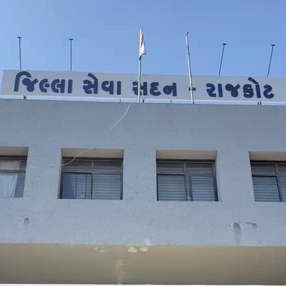 રાજકોટમાં રાશનિંગના 5 દુકાનદારોને રૂ.8 લાખનો દંડ:સસ્તા અનાજની દુકાનોમાં જથ્થામાં વધઘટની ક્ષતિ સામે આવી, સૌથી વધુ અઢી લાખનો દંડ મહિલા પરવાનેદારને થયો