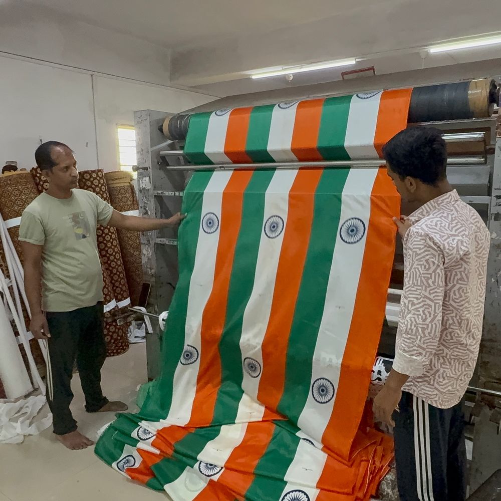 'હર ઘર તિરંગા'થી ટેક્સટાઈલ માર્કેટ 300 કરોડનો કારોબાર કરશે:બંગાળમાં ભાજપ સરકાર બનતાં જ 1 કરોડથી વધુ તિરંગાની માંગ, સ્વતંત્રતા પર્વ પર સુરતનો દબદબો