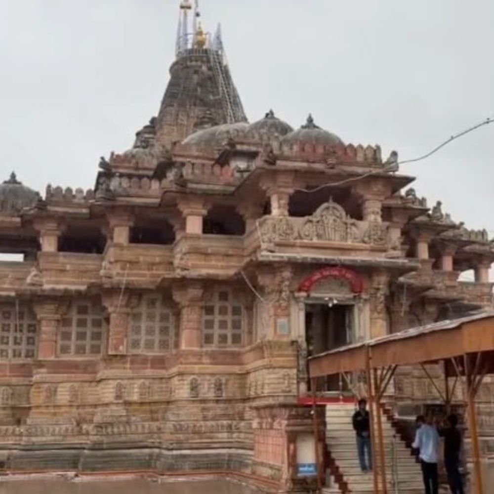 શામળાજીમાં હરિયાળી અમાસની ઉજવણી:ભગવાન શામળિયાને લીલા વસ્ત્રો, સિંહાસન આંબાના પાનથી શણગારાયું