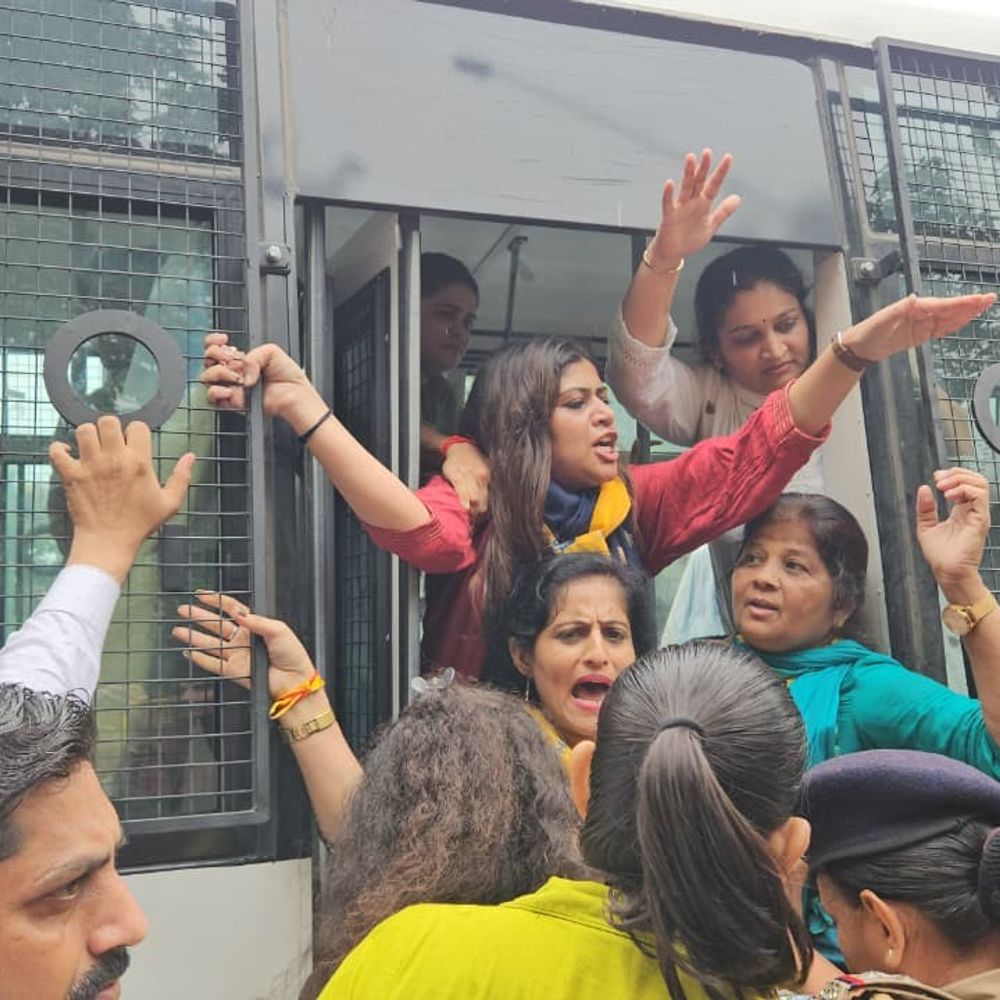 ‘ટ્રિપલ એન્જિન’ સરકારમાં મહિલાઓ અસુરક્ષિત: AAP:મહિલા સુરક્ષા મુદ્દે CM હાઉસ જતાં પાયલ સાકરીયા, વિક્રમ દવે સહિતના આપ નેતાઓની અટકાયત