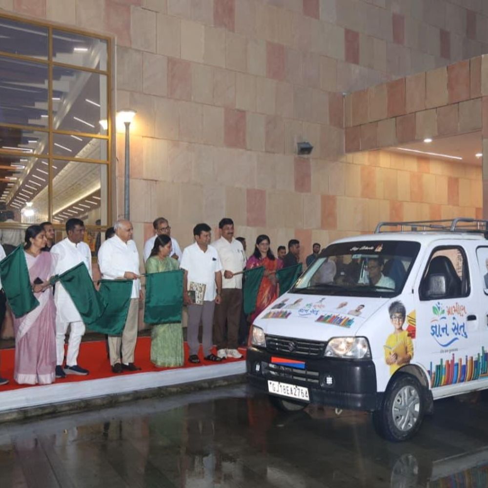 ગામડાંમાં હવે પુસ્તકાલયની ‘હોમ ડિલિવરી’:2.80 લાખ પુસ્તકોનો ખજાનો 63 લાયબ્રેરી સુધી પહોંચશે, ગાંધીનગર લોકસભા વિસ્તારમાં ‘ગ્રામીણ જ્ઞાન સેતુ’નો પ્રારંભ