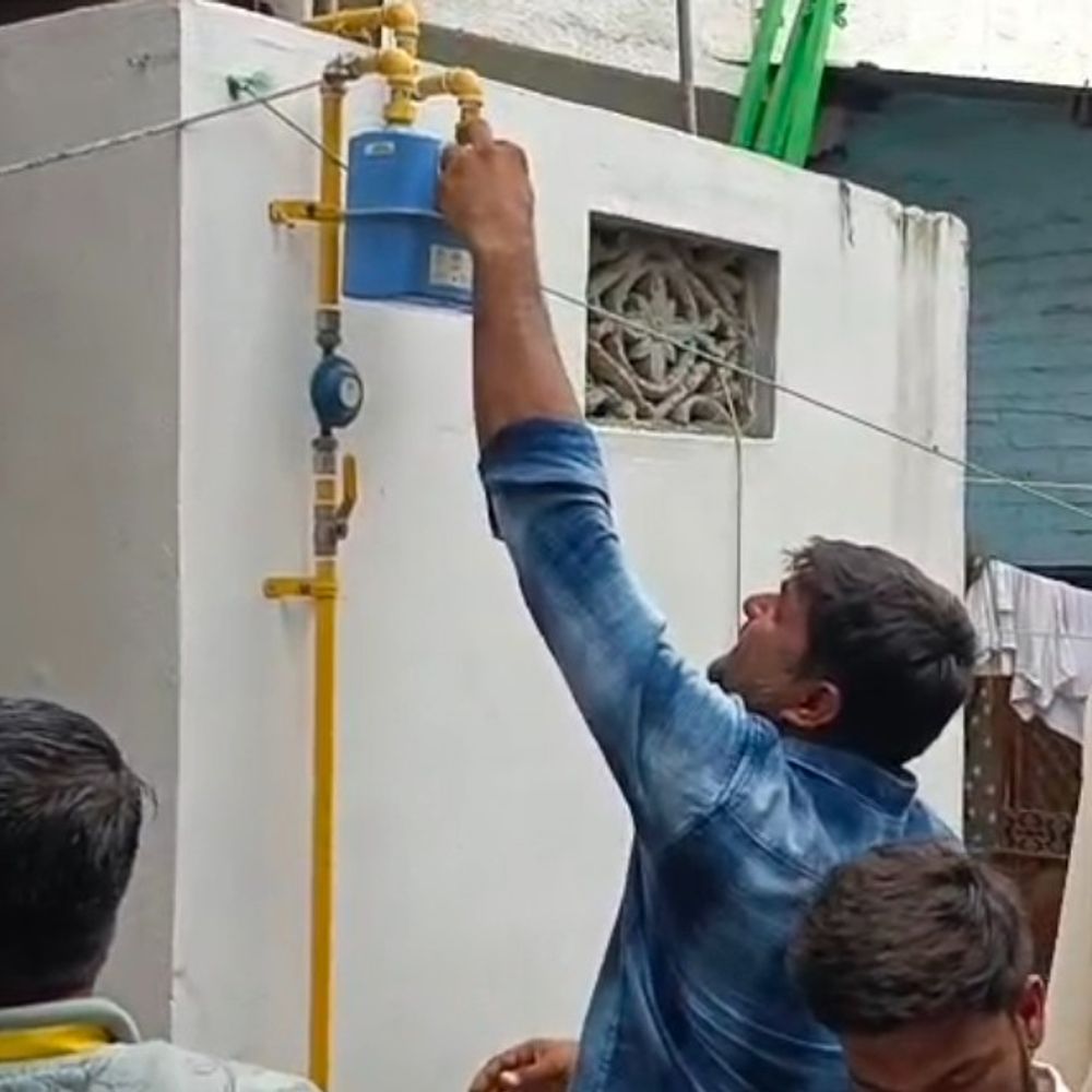 ગેસ બિલની બાકી વસૂલાત માટે પોલીસ બંદોબસ્ત સાથે સઘન કાર્યવાહી:વડોદરા ગેસ લિમિટેડે 56 ગ્રાહકના ઘરે જઈને 3.46 લાખ રૂપિયા બાકી રકમની વસૂલાત કરી, બાકી બિલ નહીં ભરનારા 22 ગ્રાહકના ગેસ કનેક્શન બંધ કર્યા